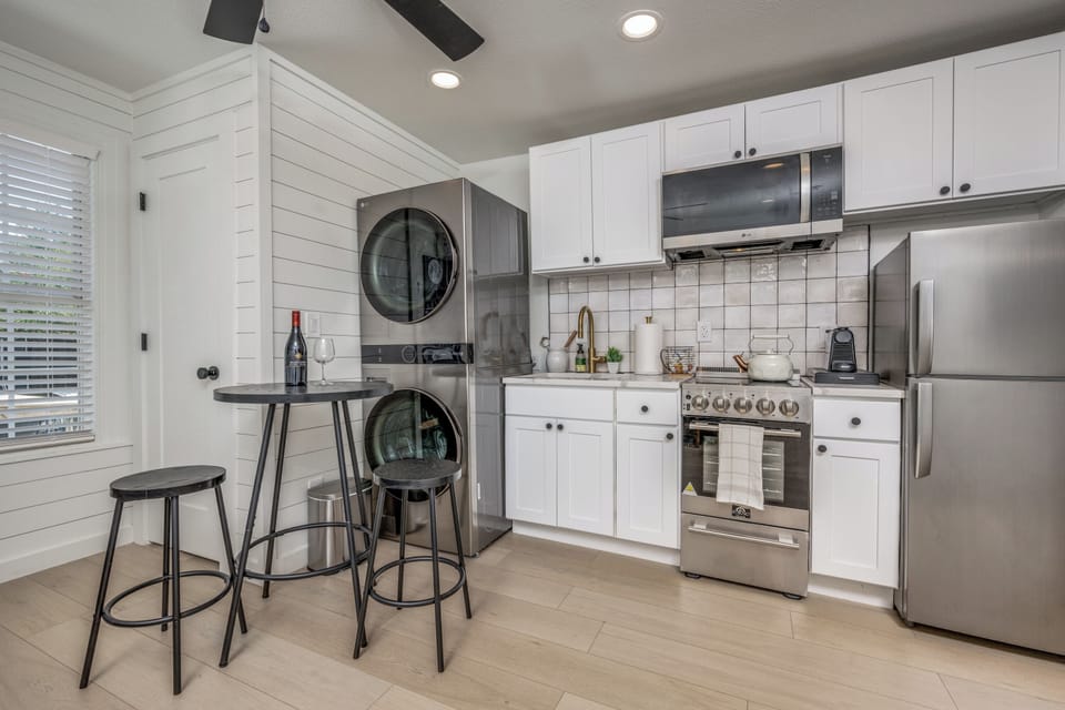 Studio, Kitchen, City View | Private kitchen | Full-size fridge, microwave, oven, stovetop