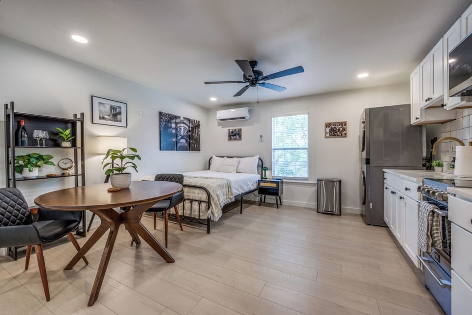 Studio Suite, Kitchen, City View | Desk, laptop workspace, WiFi (free)