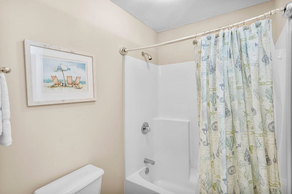 Bright and clean main-level bath featuring a versatile tub/shower combo.