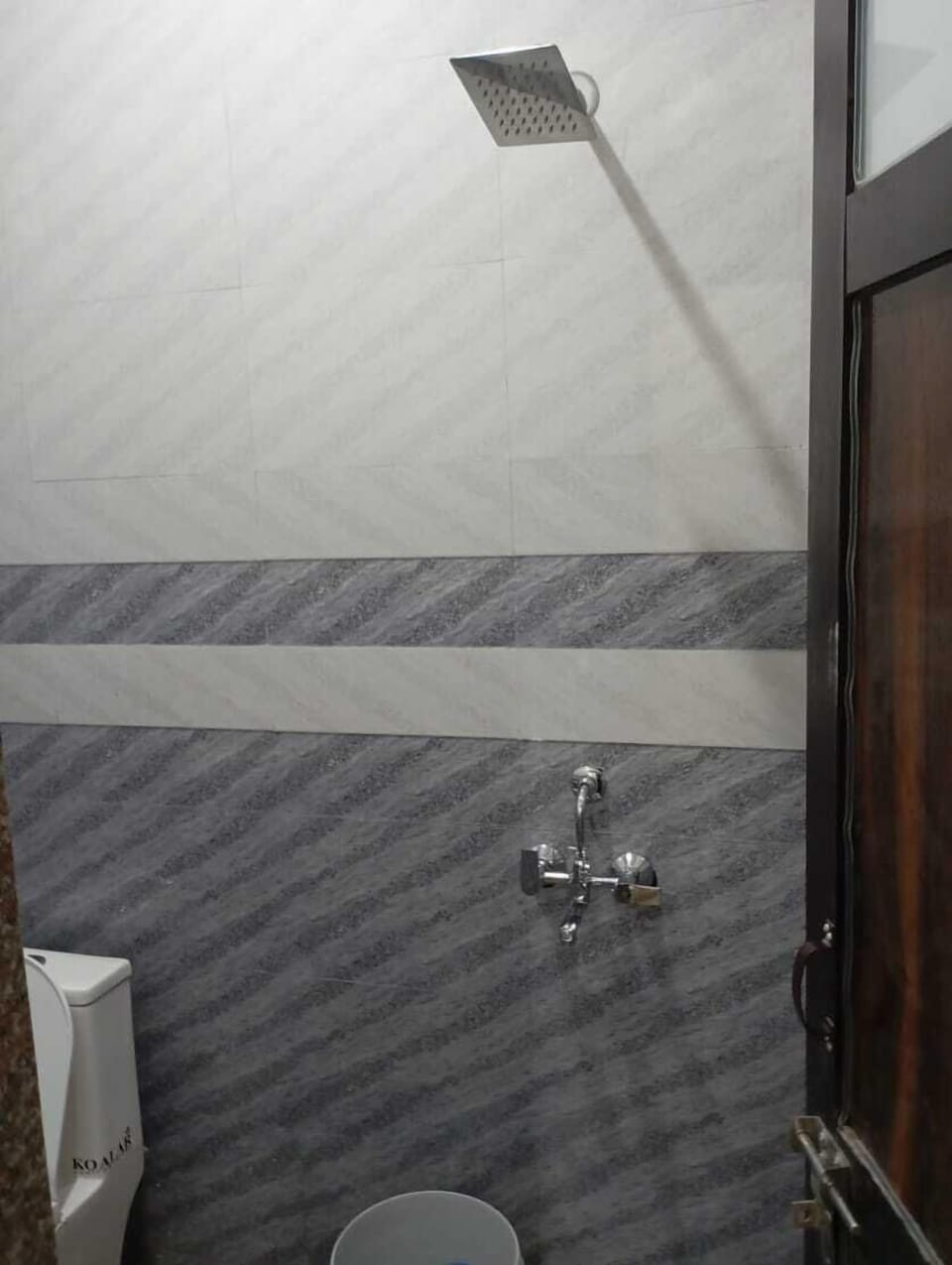 Standard Triple Room | Bathroom | Shower, towels, soap, shampoo