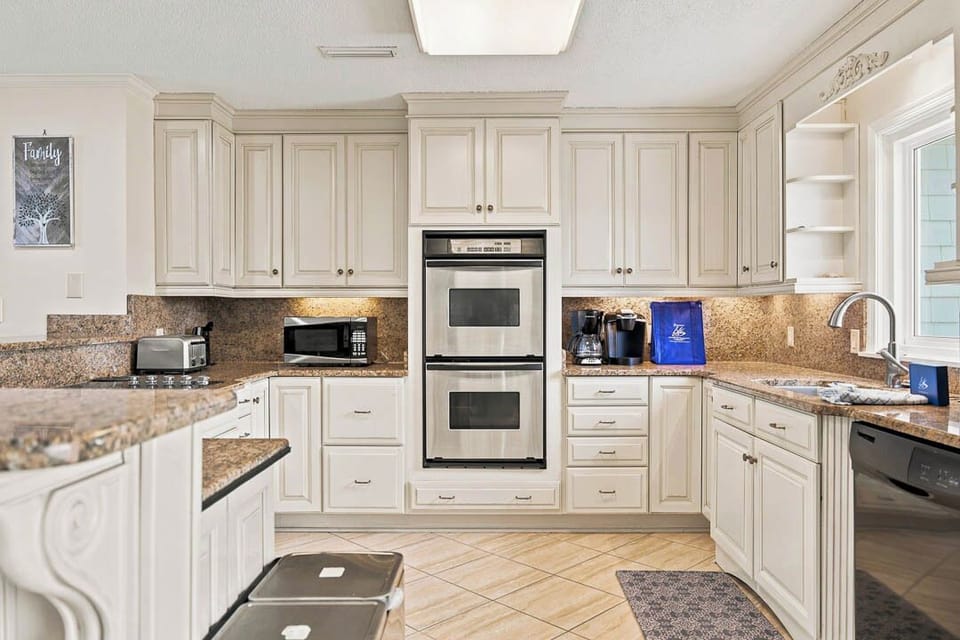 Top-Level Kitchen with Bar (seats 7)