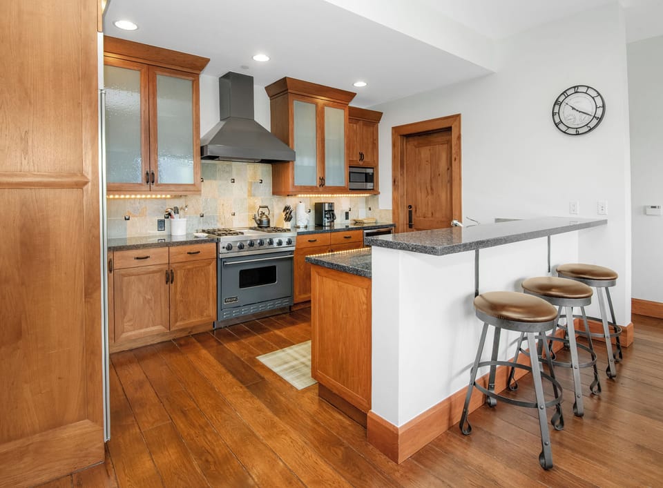 Luxury Condo, 4 Bedrooms, Mountain View | Private kitchen