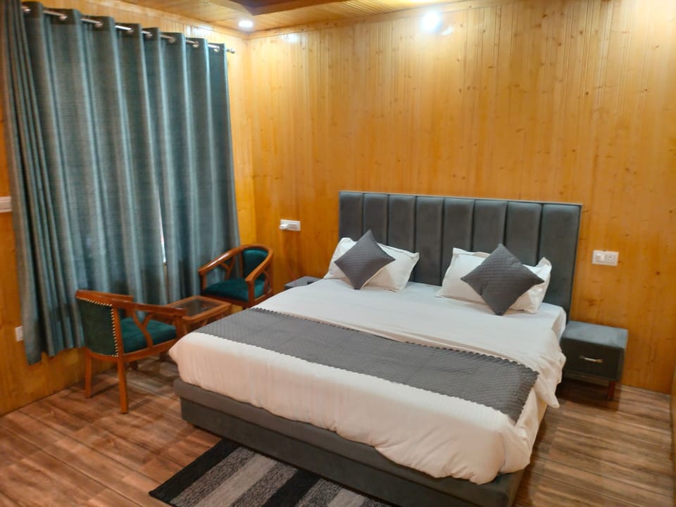 Deluxe Suite, Hill View | 3 bedrooms, in-room safe, laptop workspace, blackout drapes