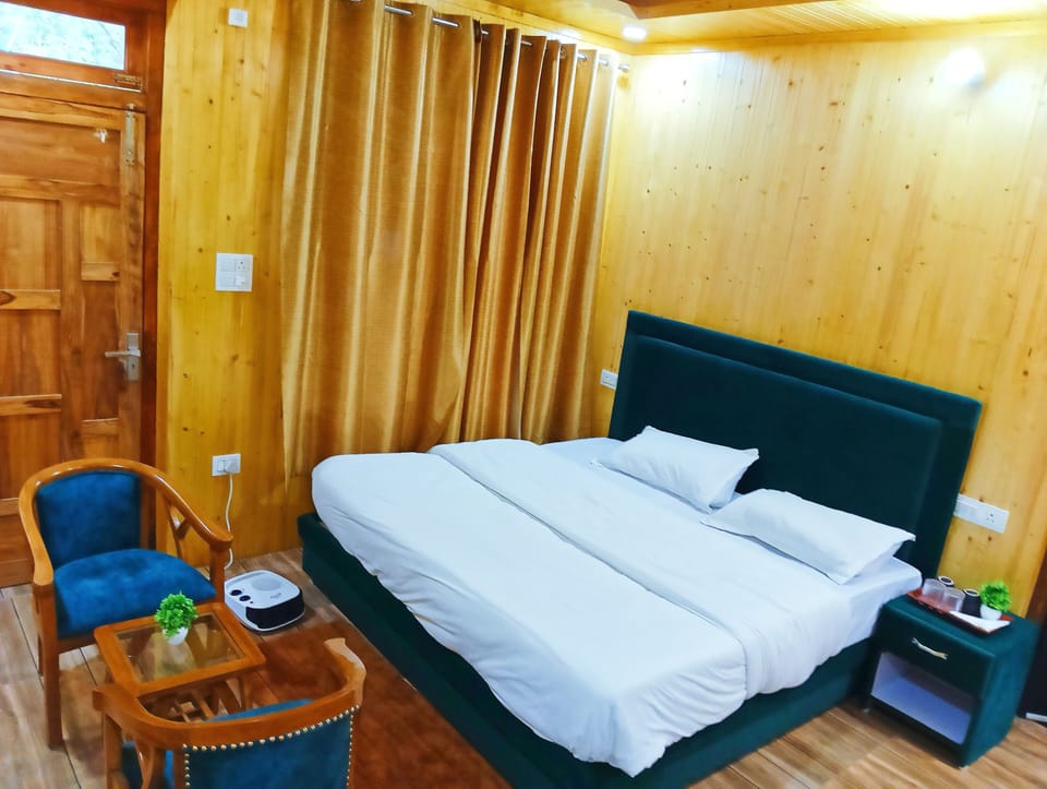 Deluxe Suite, Hill View | 3 bedrooms, in-room safe, laptop workspace, blackout drapes