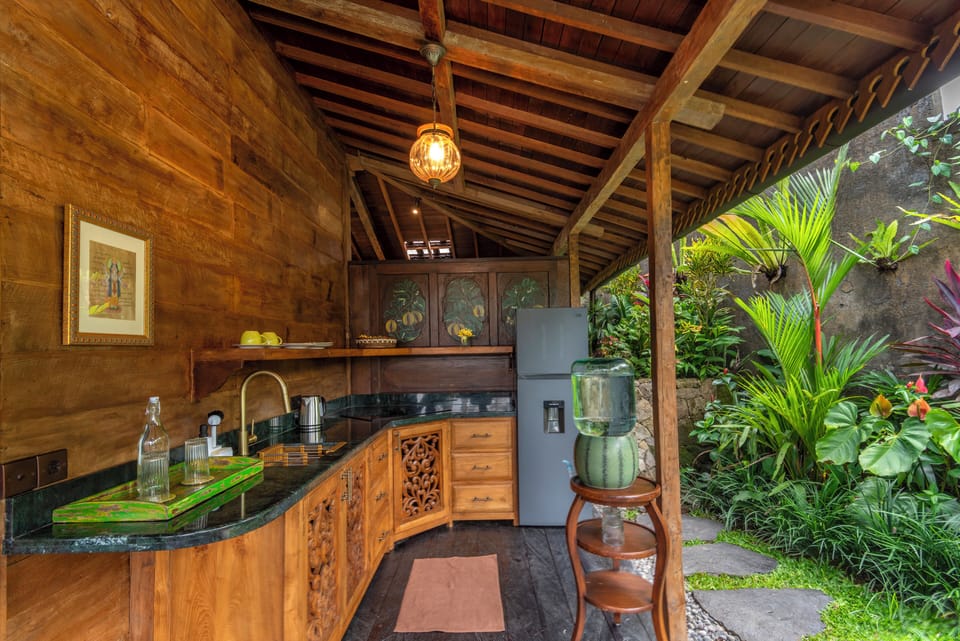 Deluxe Villa, 1 King Bed, Balcony, Valley View | Private kitchenette