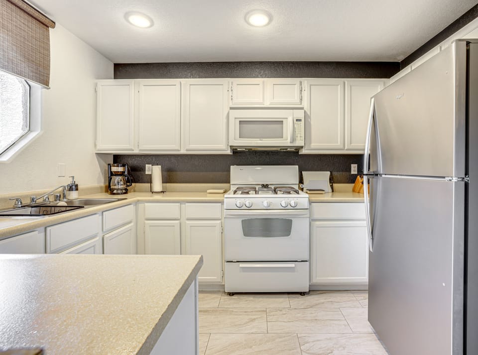 Kitchen | Dining Table | Central Air Conditioning/Heat