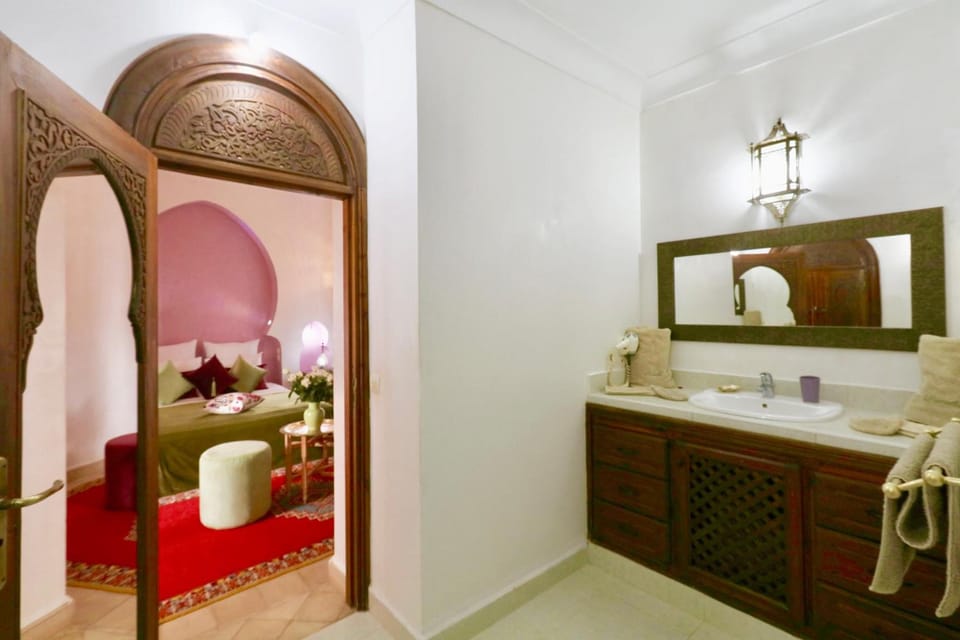 Combined shower/tub, hair dryer, towels
