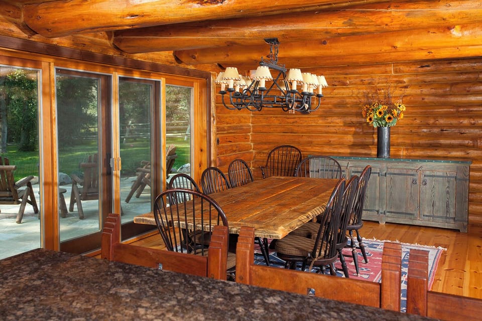 Three-seat bar in Dining Room