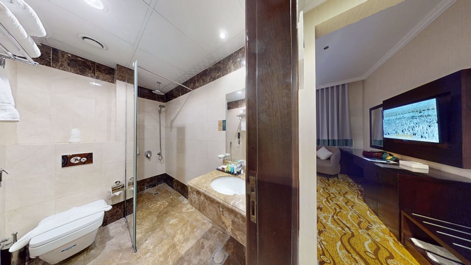 Deluxe Double Room | Bathroom | Combined shower/tub, hair dryer, slippers, bidet