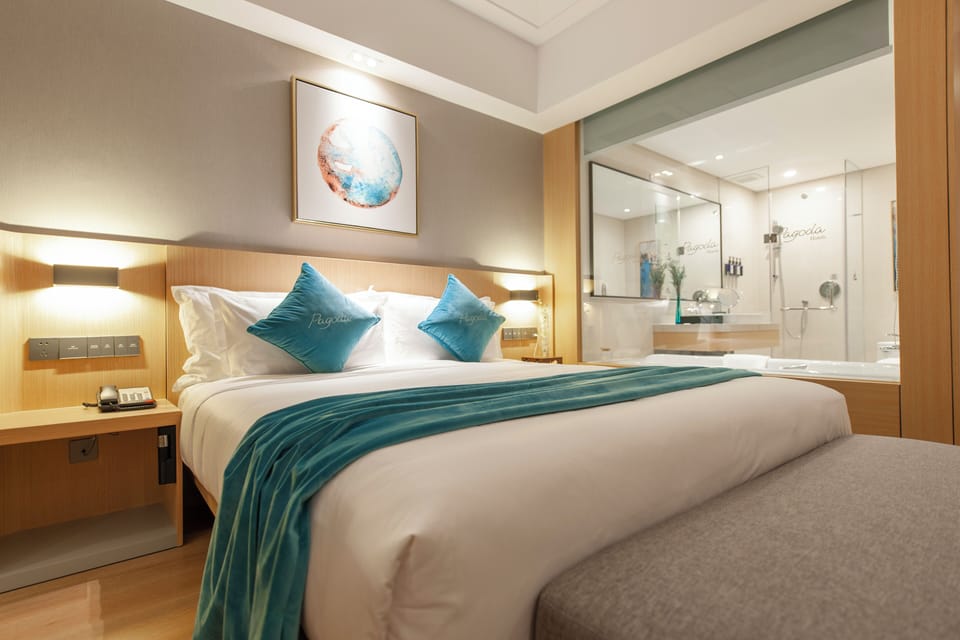 Classic Double Room | In-room safe, desk, bed sheets