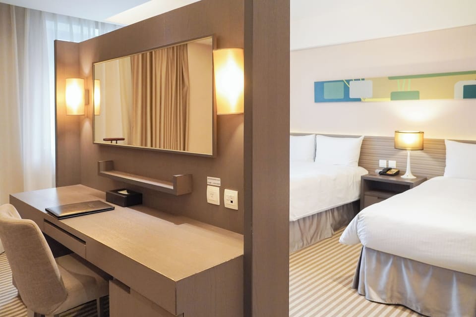 Exclusive Quadruple Room | Desk, soundproofing, free WiFi, bed sheets