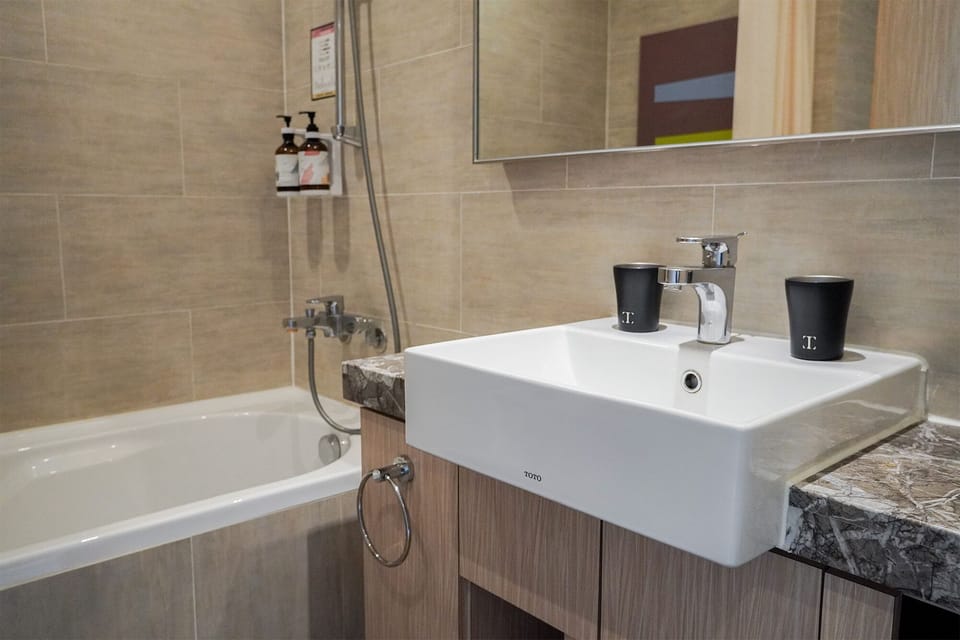Classic Quadruple Room | Bathroom | Combined shower/tub, hair dryer, towels, shampoo