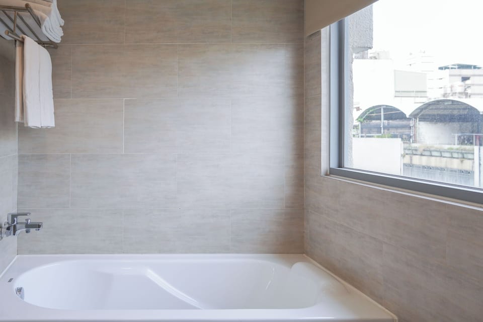 Exclusive Quadruple Room | Bathroom | Combined shower/tub, hair dryer, towels, shampoo