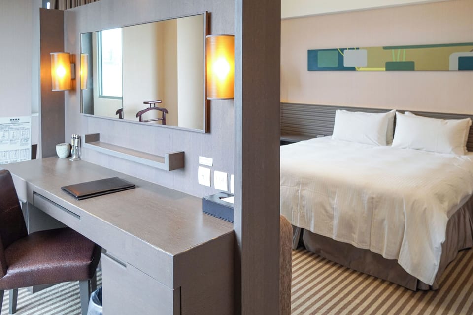 Desk, soundproofing, free WiFi, bed sheets
