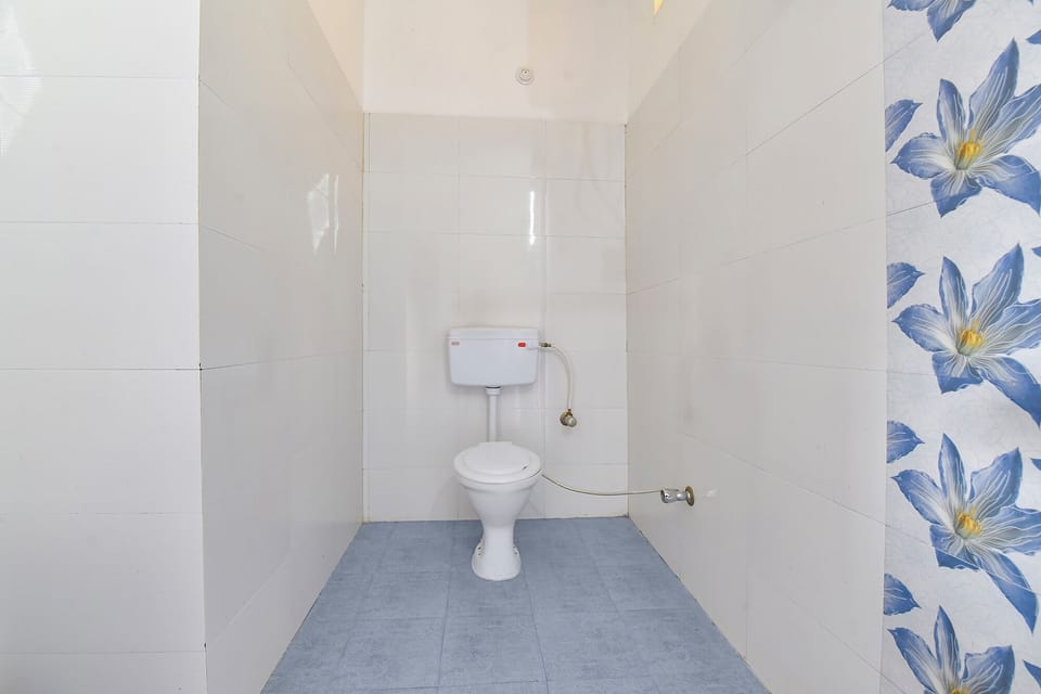 Shower, rainfall showerhead, free toiletries, towels