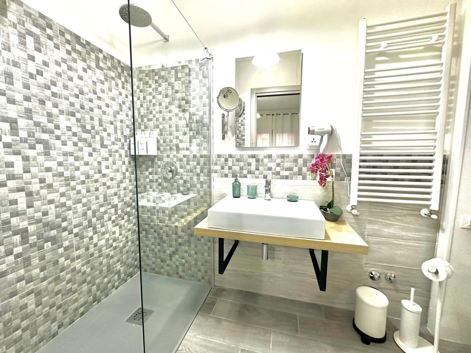 Deluxe Townhome, Courtyard View | Bathroom | Shower, free toiletries, hair dryer, towels