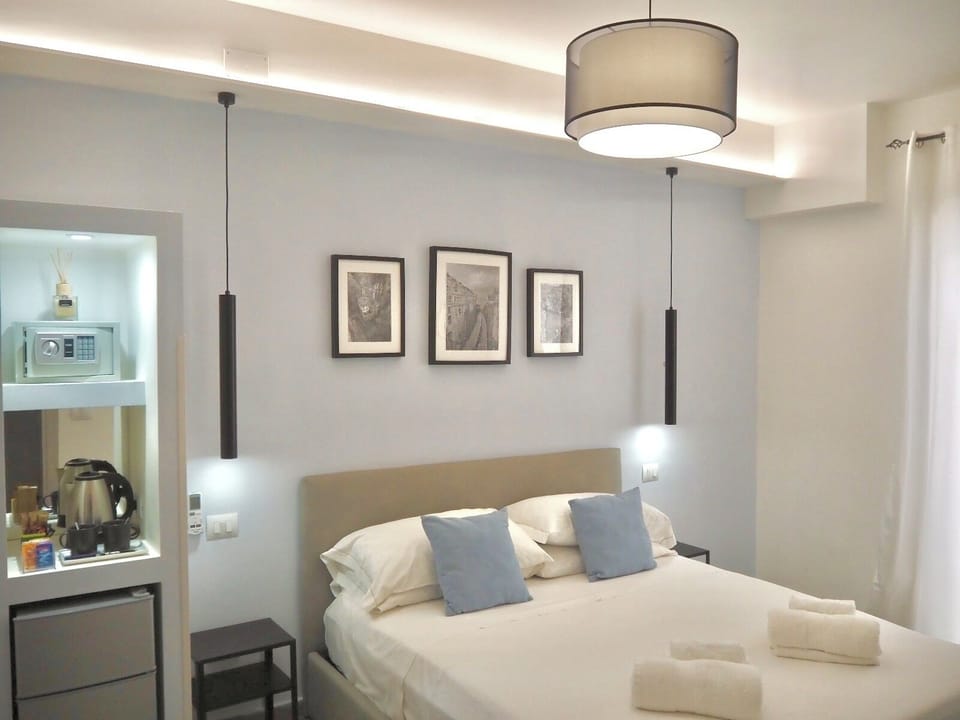 Deluxe Townhome, Courtyard View | Minibar, in-room safe, individually decorated, individually furnished