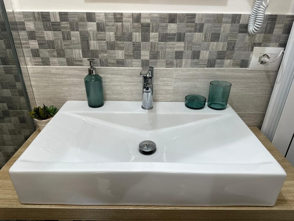 Deluxe Townhome, Courtyard View | Bathroom | Shower, free toiletries, hair dryer, towels