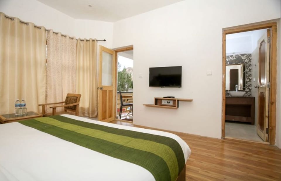 Double Room, Mountain View | WiFi (free), bed sheets