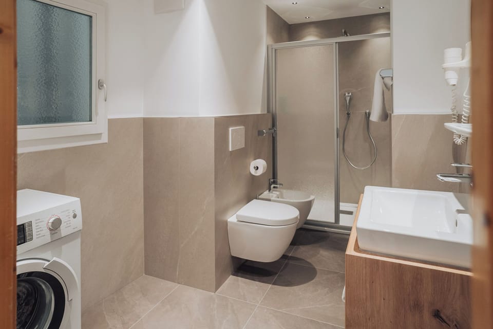 Apartment | Bathroom | Shower, hair dryer, towels, soap