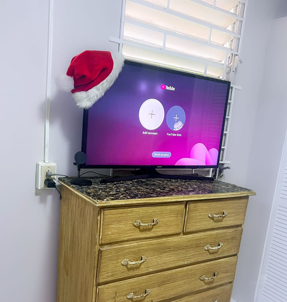 Smart Tv with Wireless Charger