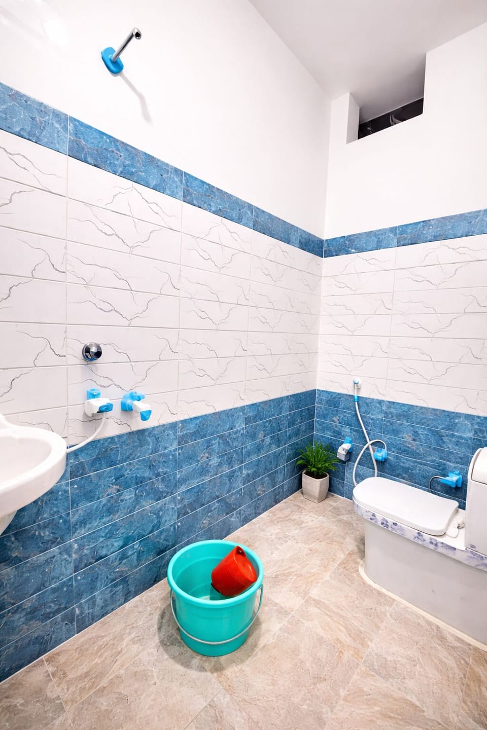 Shower, rainfall showerhead, free toiletries, slippers