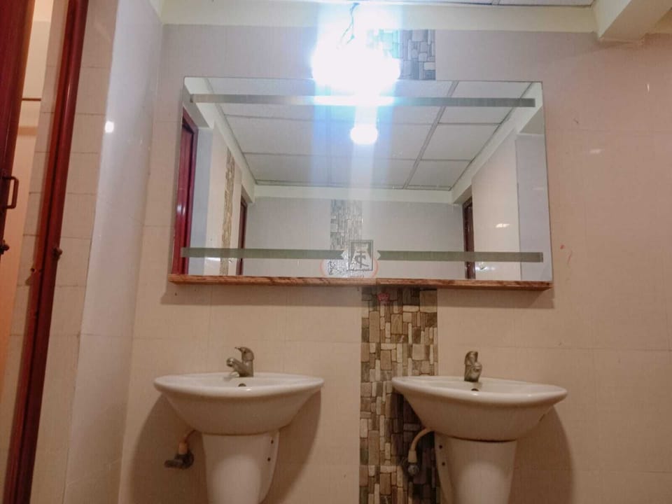 Deluxe Triple Room | Bathroom | Shower, eco-friendly toiletries, bidet, soap