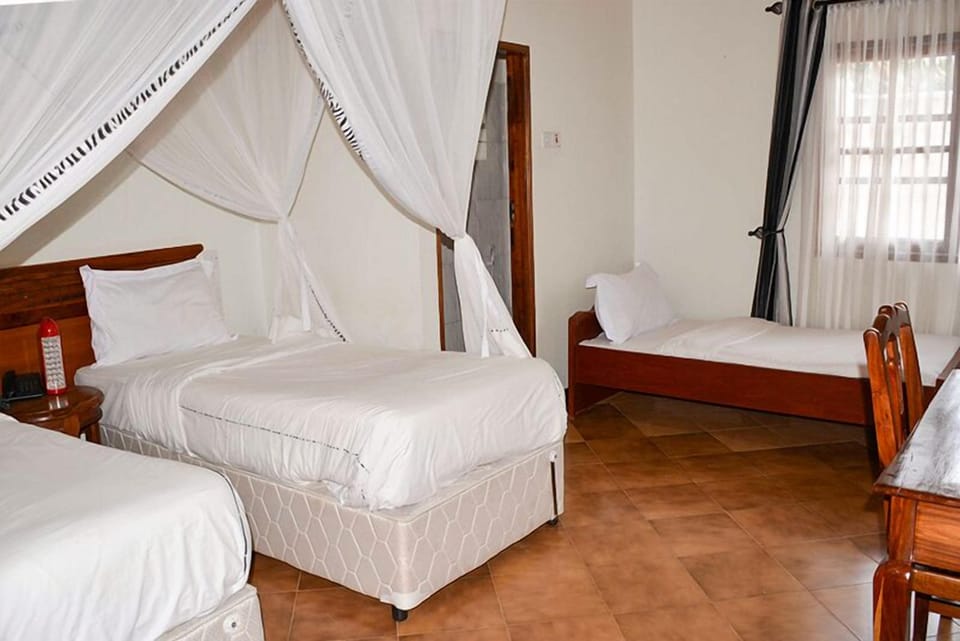 Standard Triple Room | Desk, laptop workspace, free WiFi