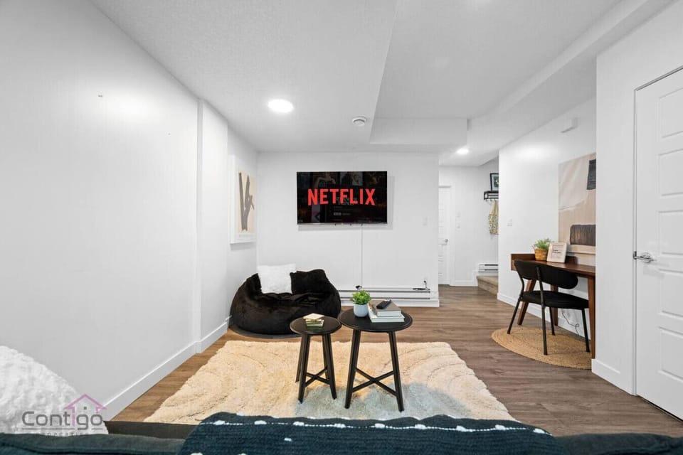 Your perfect spot to relax and recharge! Netflix and comfort in a chic setting. (using own access)