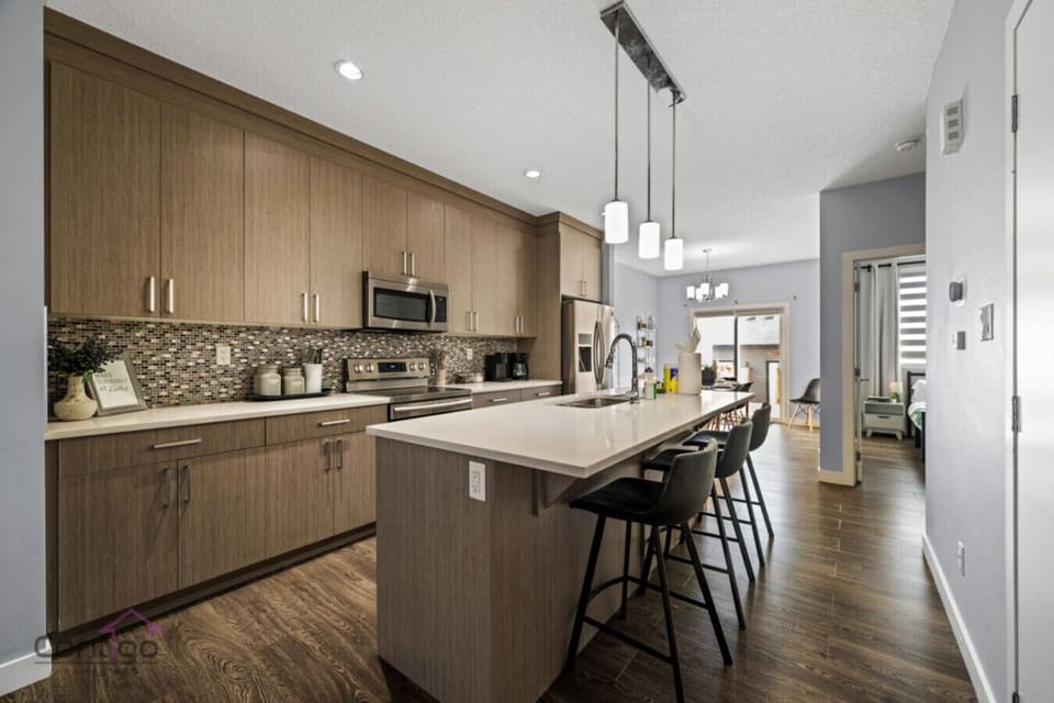 Start your day with coffee at the kitchen counter and end it with a delicious meal from the stove – our kitchen has you covered.