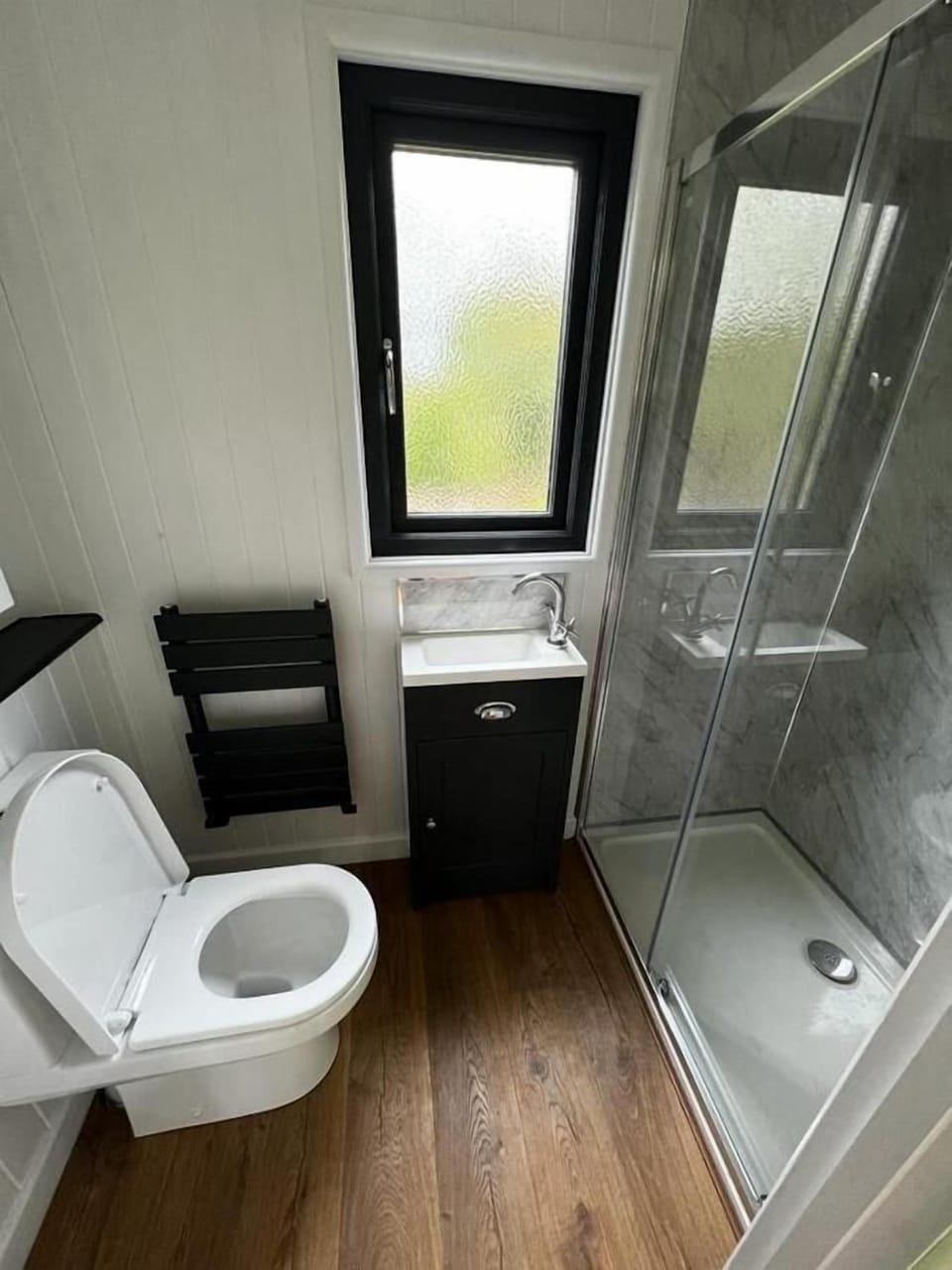 Combined shower/tub, towels, soap, shampoo