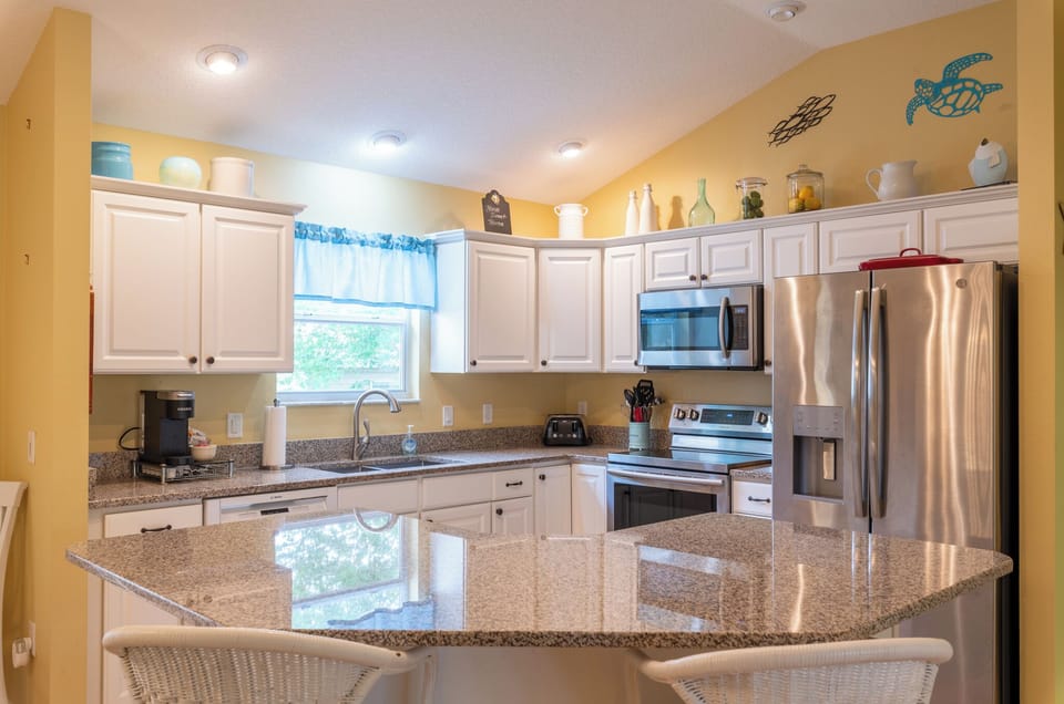 Fully Equipped Kitchen with Island/Seating