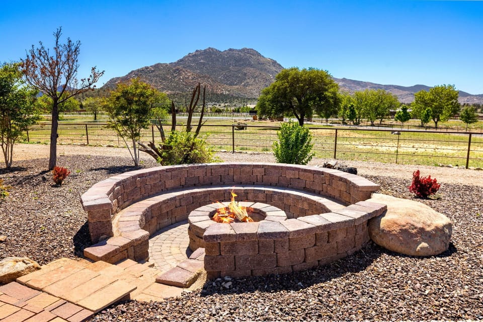 Gather ‘round the fire pit and soak in the stunning views of Granite Mountain—perfect for stargazing, storytelling, or roasting s’mores under the Arizona sky. 🌄🔥