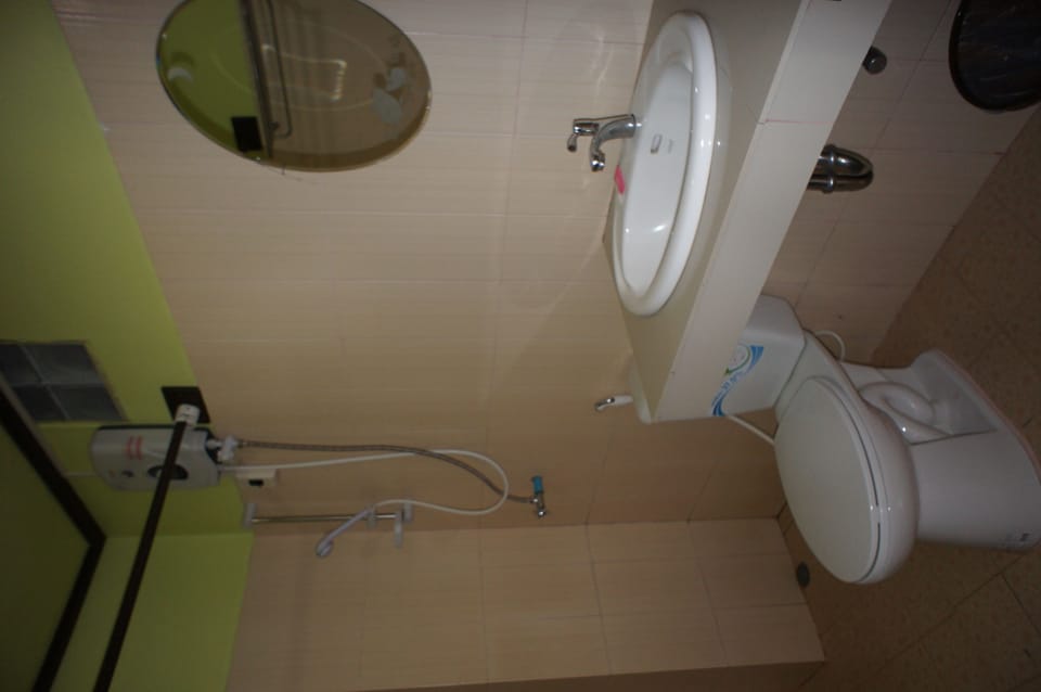 Shower, free toiletries
