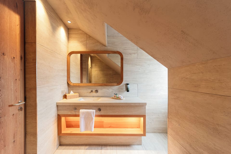 Junior Double or Twin Room | Bathroom | Shower, free toiletries, hair dryer, slippers