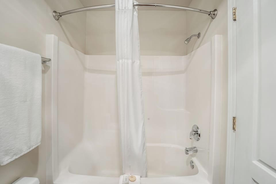 Standard Room, 2 Queen Beds, Ocean View | Bathroom | Hair dryer, towels
