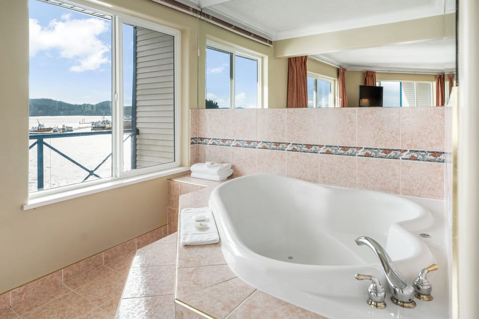 Honeymoon Room, 1 King Bed, Jetted Tub, Ocean View | Bathroom | Hair dryer, towels
