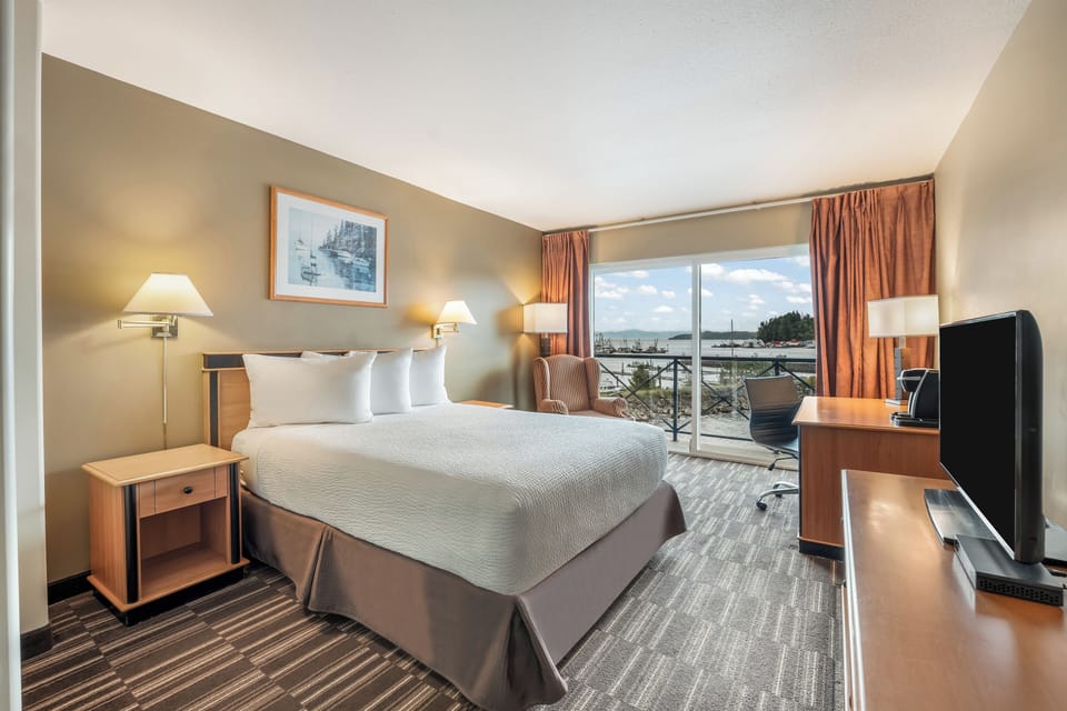 Standard Room, 1 Queen Bed, Ocean View | Hypo-allergenic bedding, minibar, individually decorated