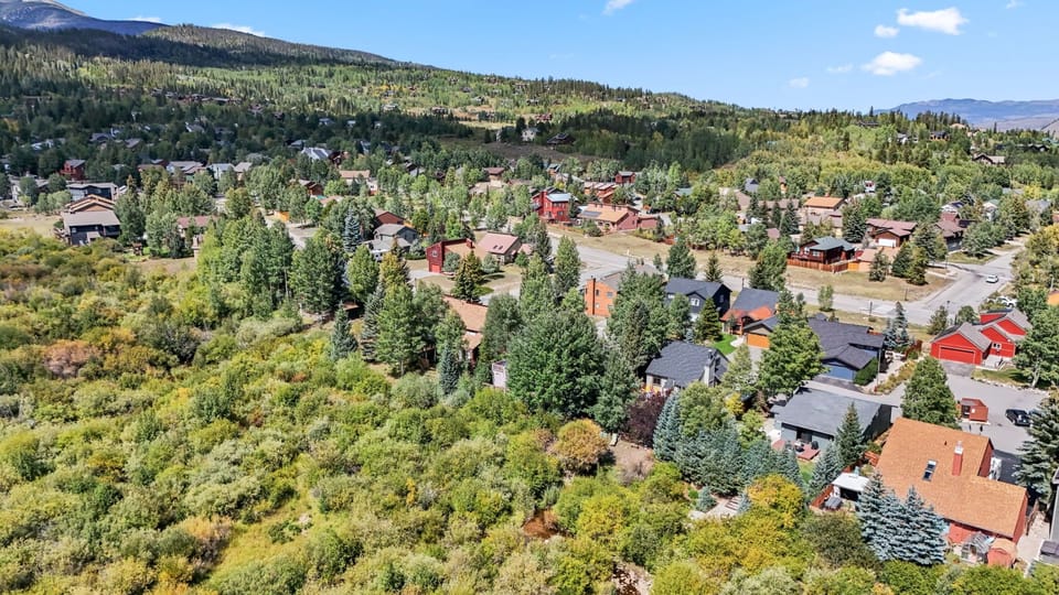 Prime location - just minutes to ski slopes!