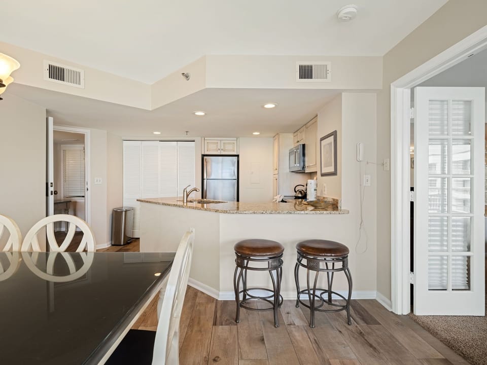 Kitchen Bar seats 2