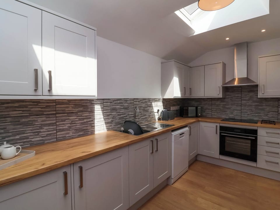 Fridge, microwave, dishwasher, toaster