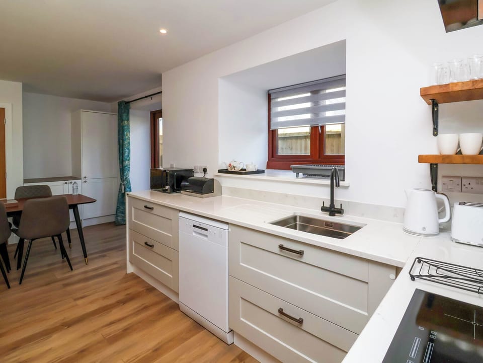 Fridge, microwave, dishwasher, cookware/dishes/utensils