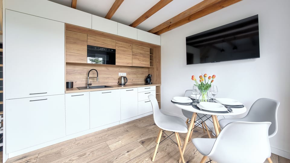 Apartment (10) | Private kitchen | Fridge, stovetop, electric kettle, cookware/dishes/utensils