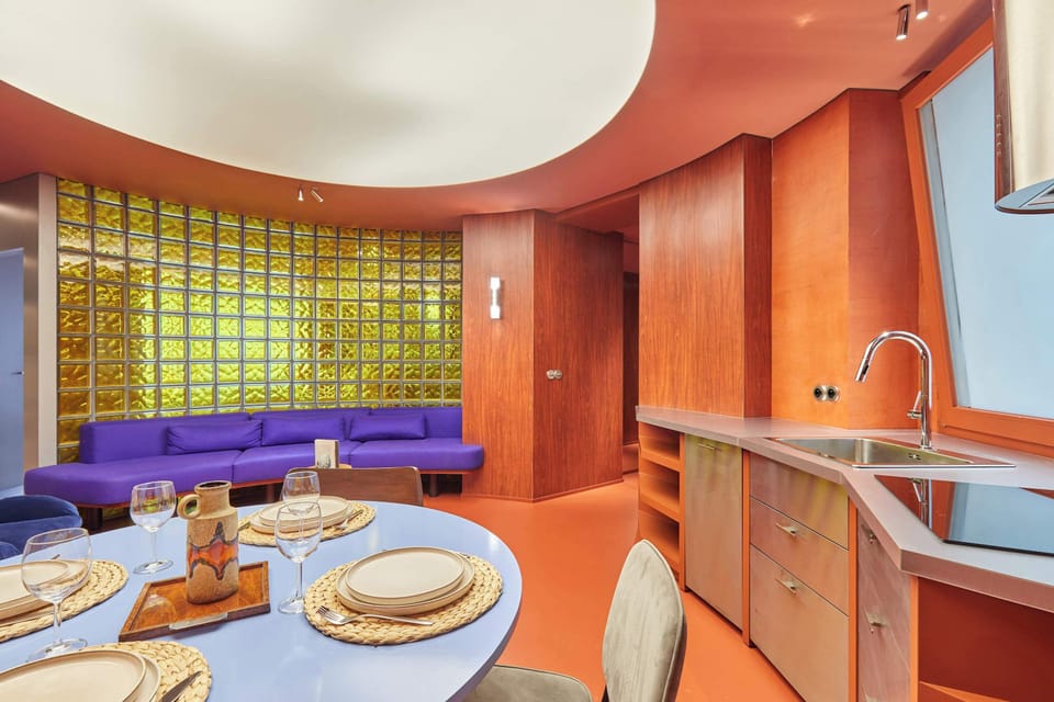 salon avec cuisine ouverte et coin repas