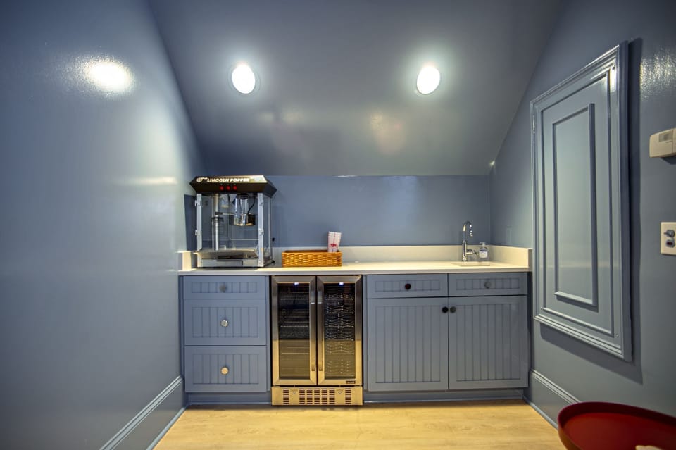 House, Multiple Beds, Kitchen, Pool View (2 Belted Kingfisher) | Interior