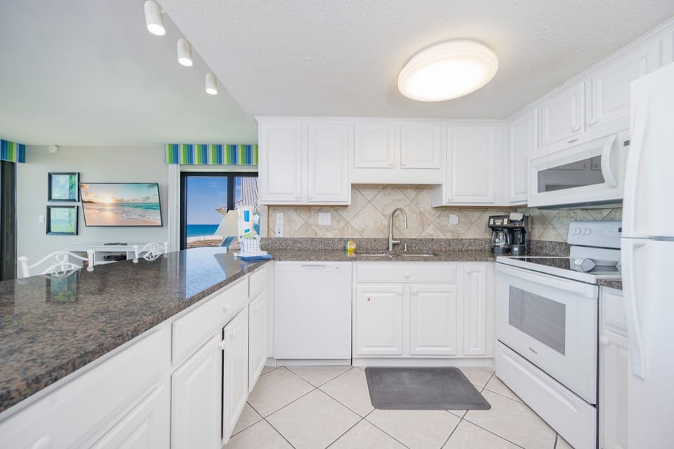 Condo, 3 Bedrooms | Private kitchen | Coffee/tea maker, fridge, oven