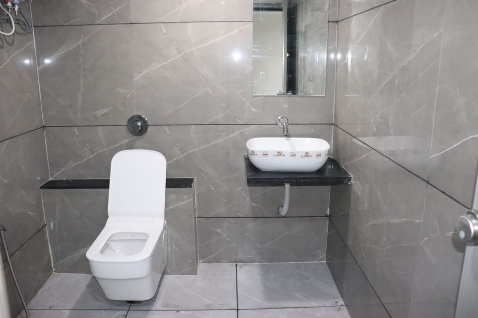 Deluxe Room, City View | Bathroom | Free toiletries, slippers, towels, soap
