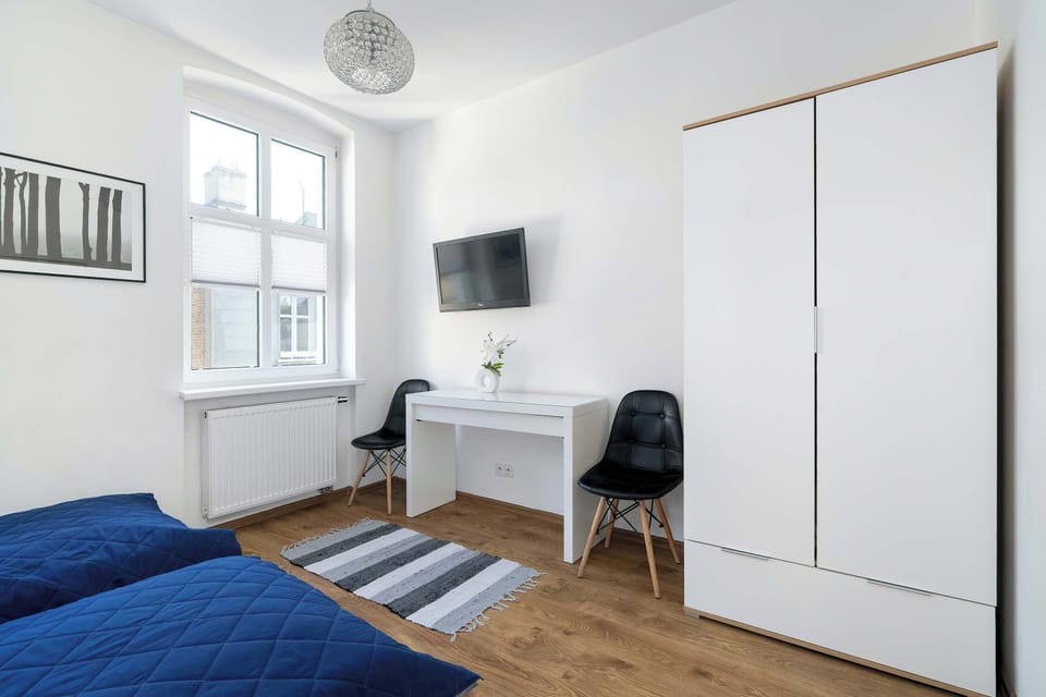 A functional space with a wardrobe, TV and desk is perfect for both work and relaxation.
