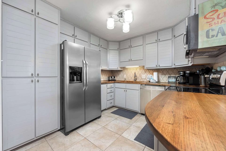 Cozy kitchen with all the comforts of home & a breakfast bar