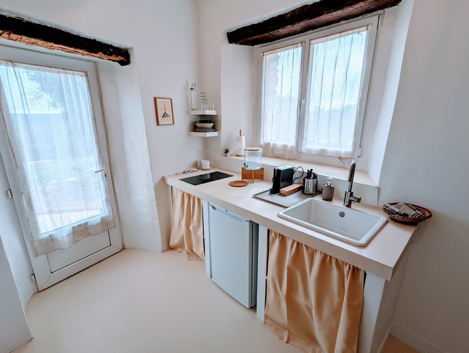 Superior Studio, Ensuite, Valley View | WiFi (free)